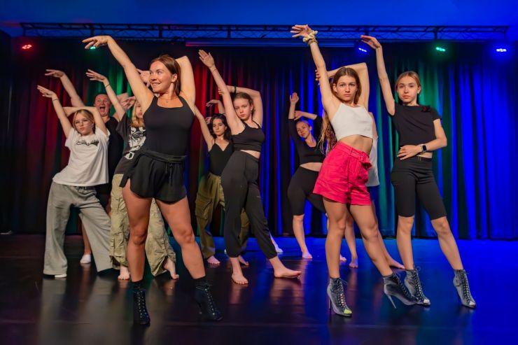 Warsztaty taneczne - Wakacje Artystyczne 2023 Turnus 1 - zdj. 0806.jpg